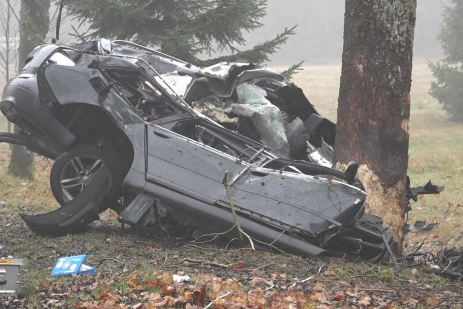 Frontal stieß der Autofahrer gegen den Baum. Das Fahrzeug wurde komplett demoliert, der Mann verstarb noch am Unfallort.