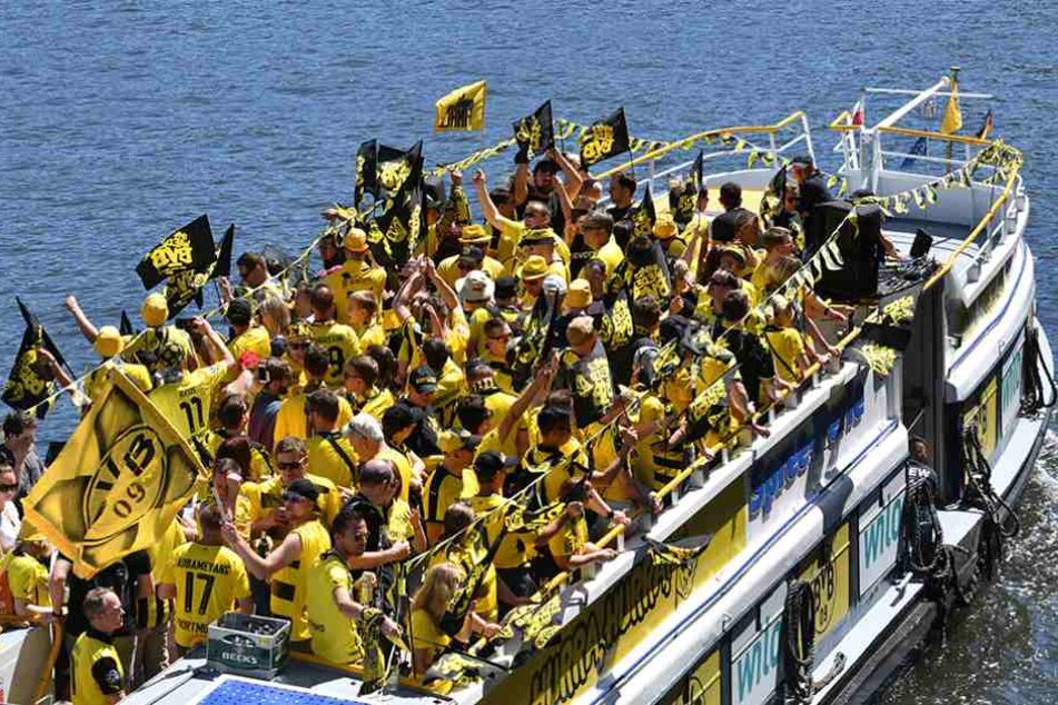 Dortmundfans auf einem Ausflugsschiff auf der Spree