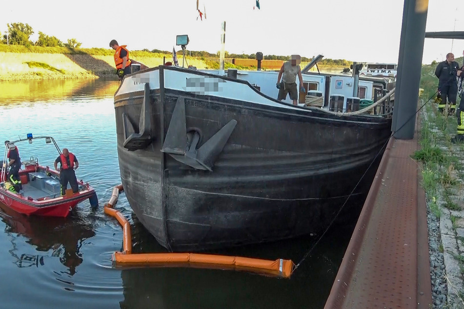 Um einen Meter sank das Schiff tiefer in die Elbe.
