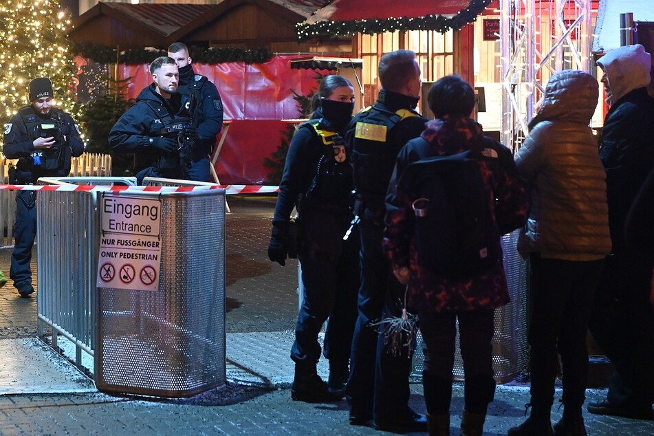 Auf dem Weihnachtsmarkt am Roten Rathaus haben am Dienstagabend zwei Holzstände Feuer gefangen.