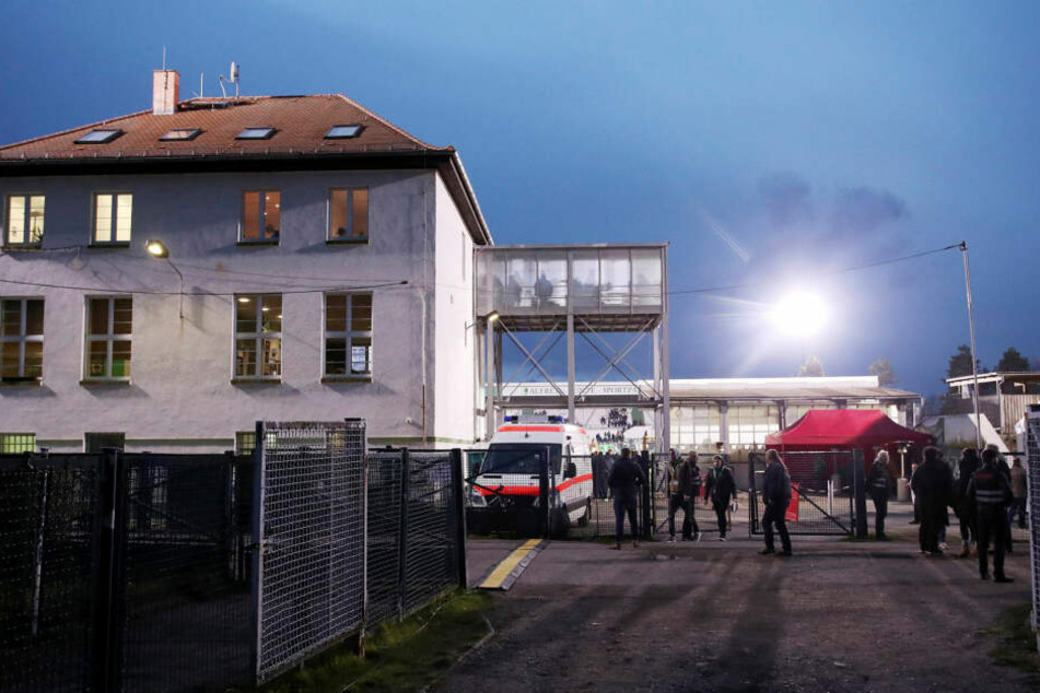 Die Umkleidekabine befindet sich in einem Gebäude am Alfred-Kunze-Sportpark, Heimspielstätte der BSG Chemie Leipzig. (Archivbild)