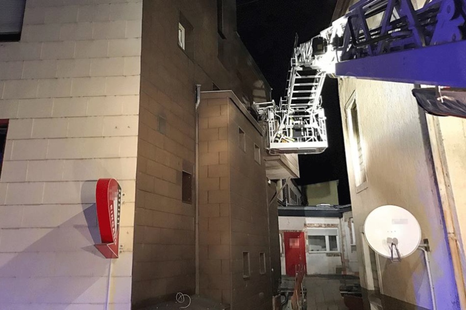 Mit der Drehleiter holte die Feuerwehr den Mann aus dem Bordell.