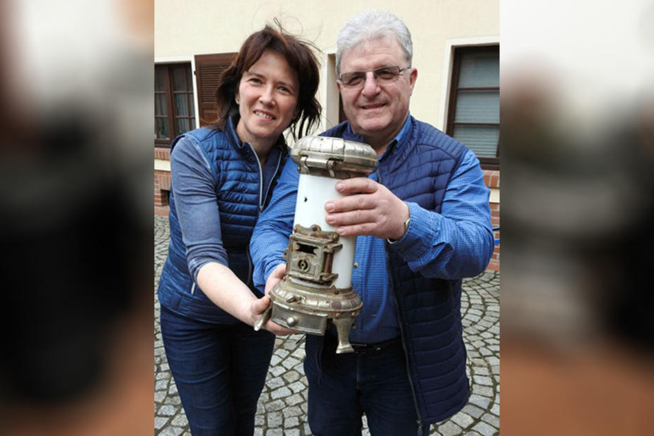 Heidrun (57) und Gerald Kräger (58) mit jenem Modell, mit dem Ofen-Vertreter um 1920 zu den Kunden reisten.