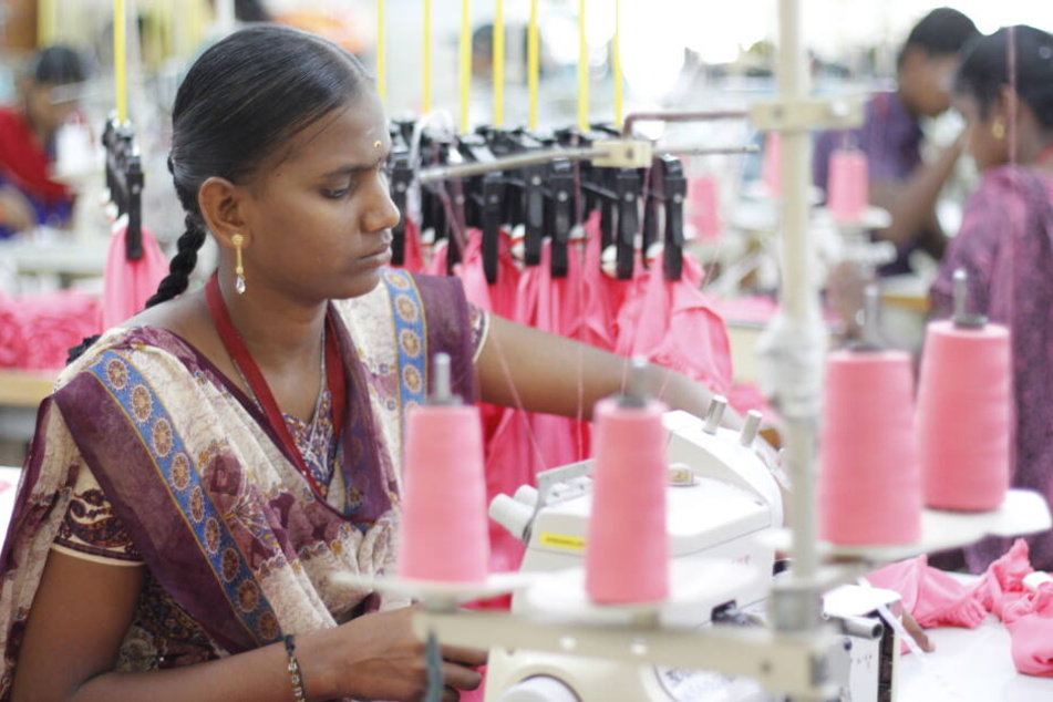 Eine Näherin in einer Fairtrade-Baumwollspinnerei.