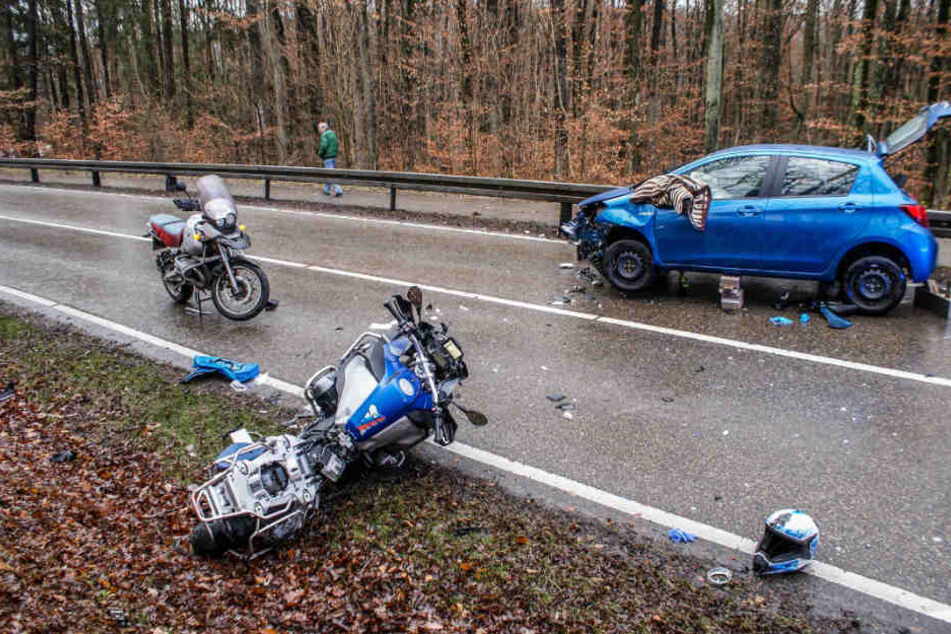 Das verunfallte Motorrad und der Toyota auf einer Landstraße bei Steinenbronn.