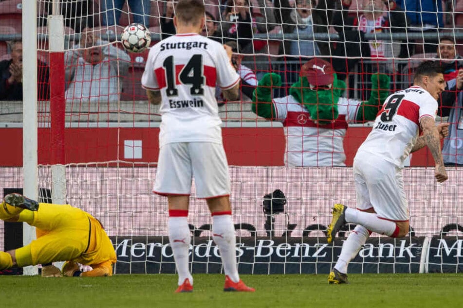 Steven Zuber (r.) trifft per Elfmeter zum 1:1-Ausgleich (16.) für den VfB gegen RB Leipzig.