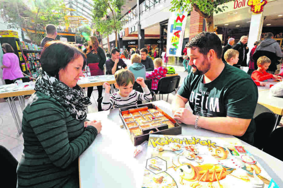 Spaß in der Sachsen-Allee: Daniela (38, v.l.), Lanny (6) und Thomas Geilert (32) beim Spielen.