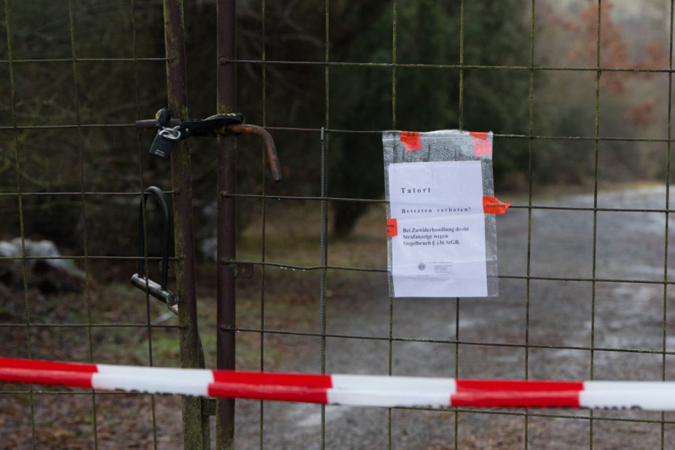 Ein Schild mit der Aufschrift "Tatort Betreten verboten!" hing bei Arnstein am Zugang zu einem Gartengrundstück. Eine Obduktion ergab, dass der Stromgenerator am Unglück Schuld war.