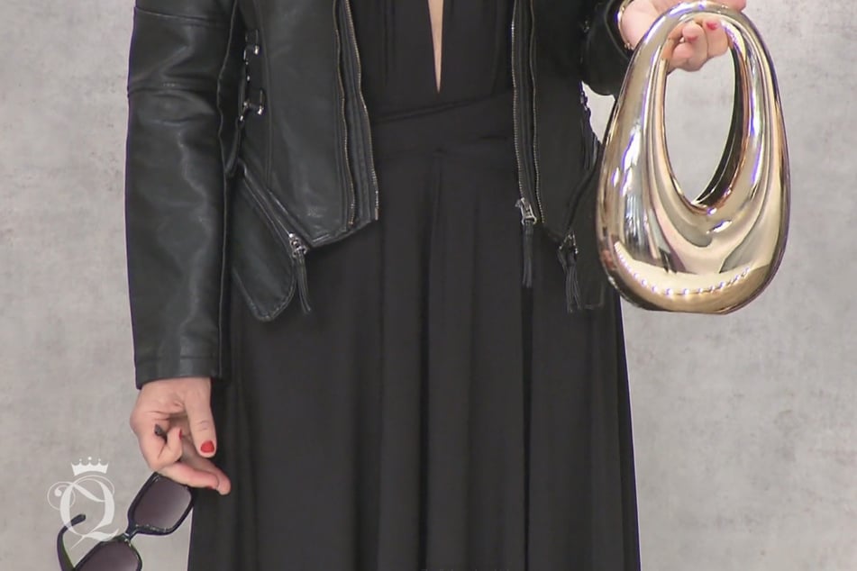 Der Designer witzelt in der finalen Folge über die goldene Tasche der Teilnehmerin.