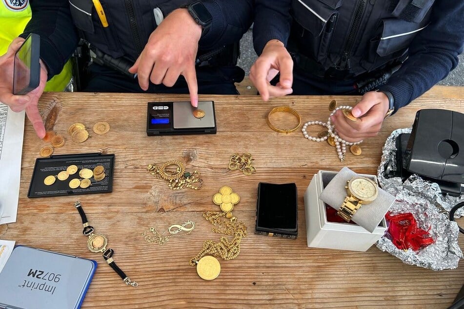 Die sichergestellten Goldwaren wurden durch den Zoll gewogen.