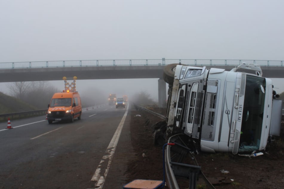 Der Lastwagen durchbrach die Mittelleitplanke und blieb auf der Seite liegen.