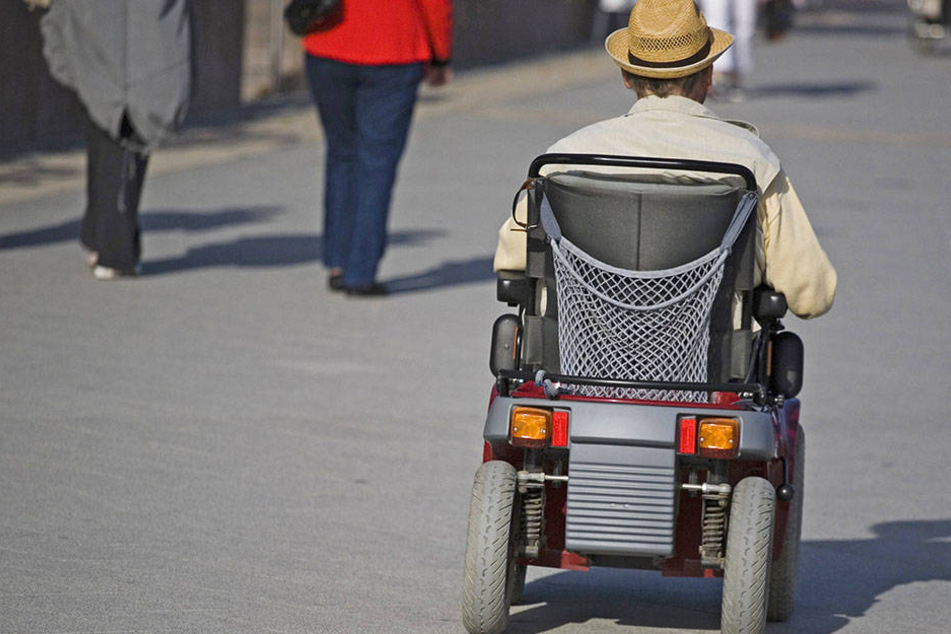 Auf Geschenke Tour 92 Jahriger Mit Rollstuhl Auf Schnellstrasse Unterwegs 24