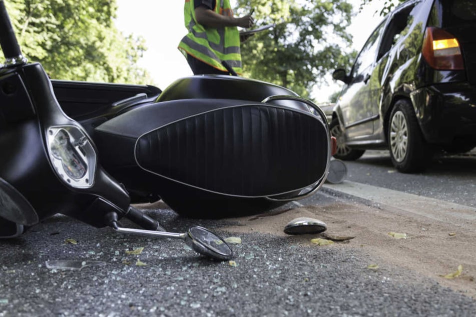 Bei einem schweren Unfall in Berlin-Reinickendorf ist ein 17-jähriger Mofafahrer schwer verletzt worden (Symbolbild).