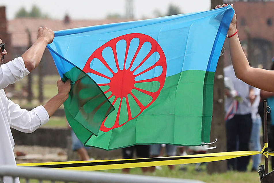 Eine Flagge der Roma wird hochgehalten. Die Reportage von Sat.1 wird von der Minderheit als diffamierend empfunden. (Symbolbild)