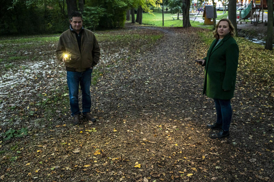 Nachts ist es hier stockdunkel: Michael Sandt (57) und CDU-Ratsfrau Solveig Kempe (40) fordern Licht am Tierpark.
