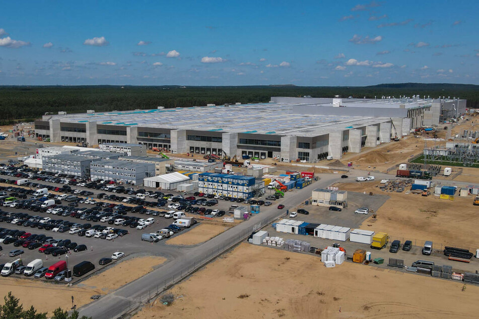 Die Baustelle der Tesla-Gigafactory in Grünheide bei Berlin. Der US-Konzern könnte voraussichtlich Ende 2021 den Betrieb seiner ersten Fabrik in Europa aufnehmen.