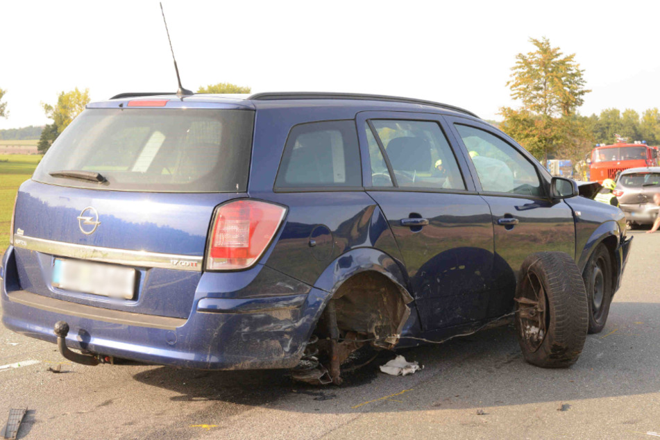Das rechte Hinterrad sprang bei diesem Opel einfach raus.