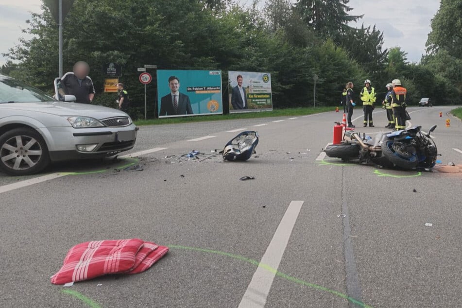 Biker kracht gegen Ford: Motorradfahrer kämpft um sein Leben