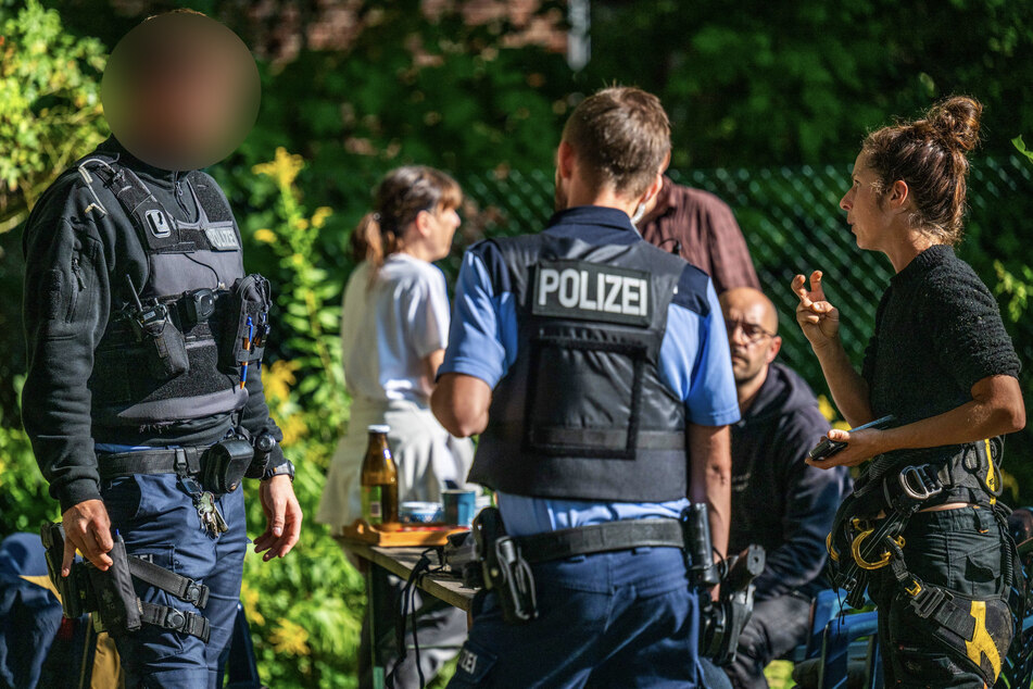 Anwohnerin Elžběta Laabs (46, r.) setzt sich für den Baum ein und unterhält sich mit der Polizei.