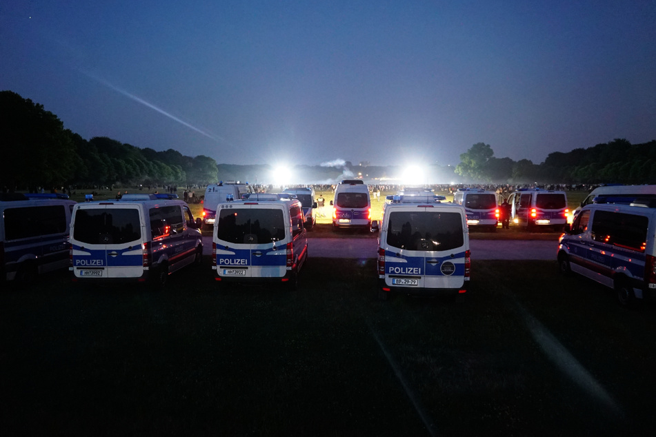 Die Polizei war mit einem Großaufgebot samt Lichtmasten im Stadtpark im Einsatz.