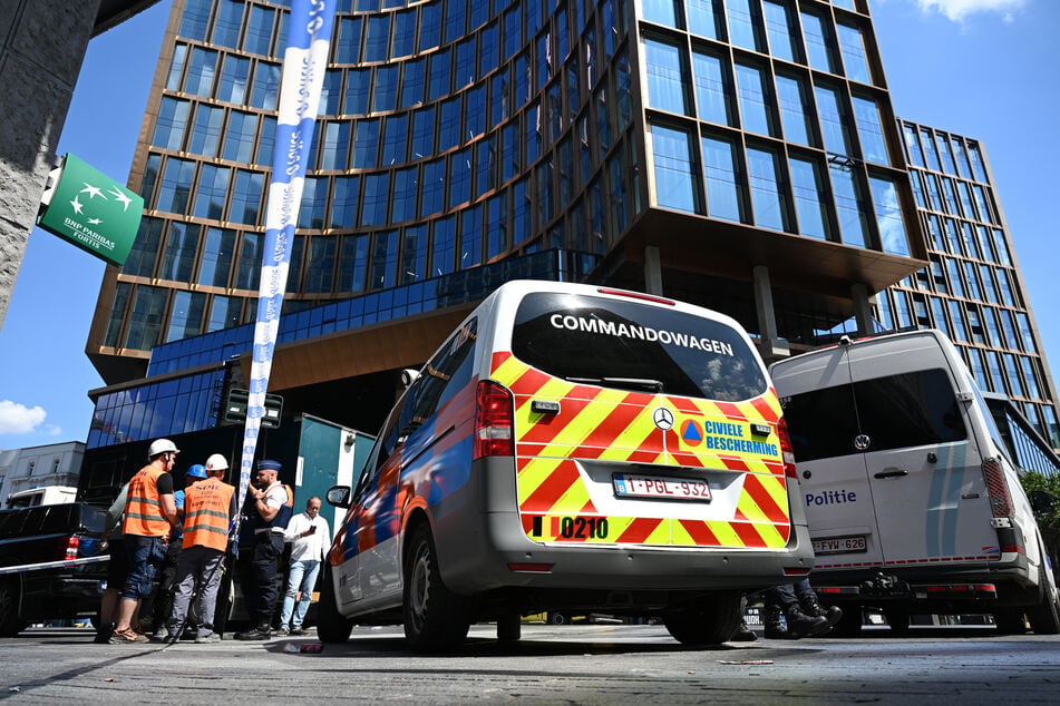 Nach dem Ausbruch eines Feuers in dem Gebäude stürzten zwei Aufzüge in die Tiefe.
