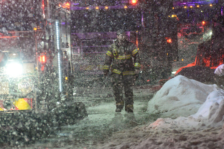 Wegen des vielen Schnees hatten Feuerwehrleute im US-Bundesstaat Vermont Mühe, zu ihren Einsatzorten zu gelangen.