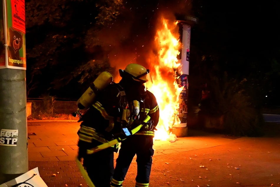 Auch in Hamburg-Farmsen hat es in der Nacht mehrere Kleinfeuer gegeben. So griffen Flammen unter anderem auf eine Litfaßsäule über.
