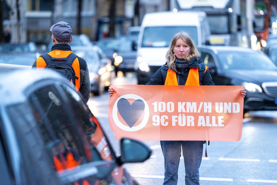 Auf Plakaten hatten die Aktivisten in der Landeshauptstadt unter anderem "100 km/h und 9€ für alle" gefordert.