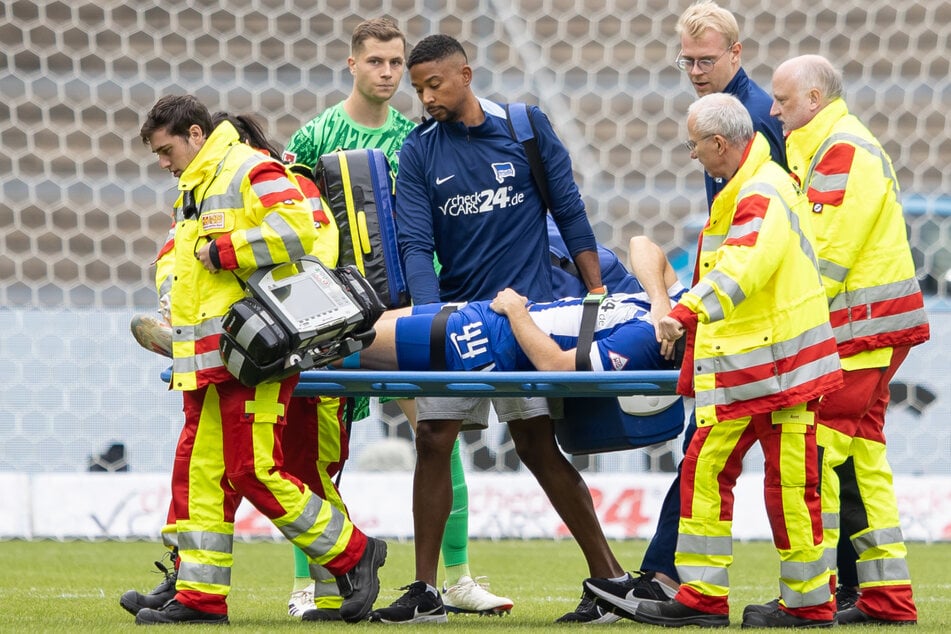 Linus Gechter musste noch lange am Spielfeldrand behandelt werden, ehe es ins Krankenhaus ging.