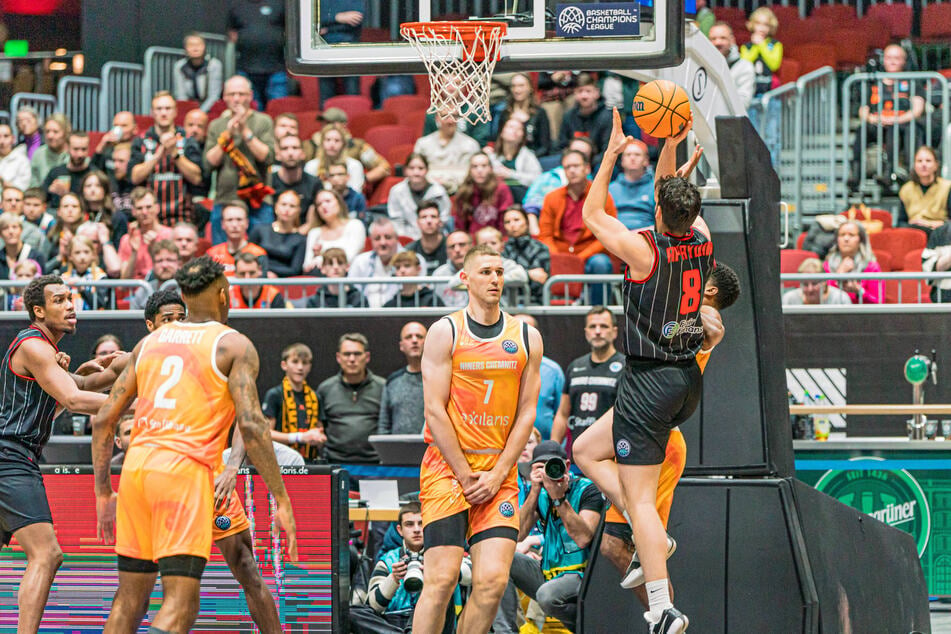 Leon Apaydin (r., Manisa Basket) setzt zum Wurf an. Die türkische Mannschaft setzte sich am Dienstagabend gegen die Niners durch.