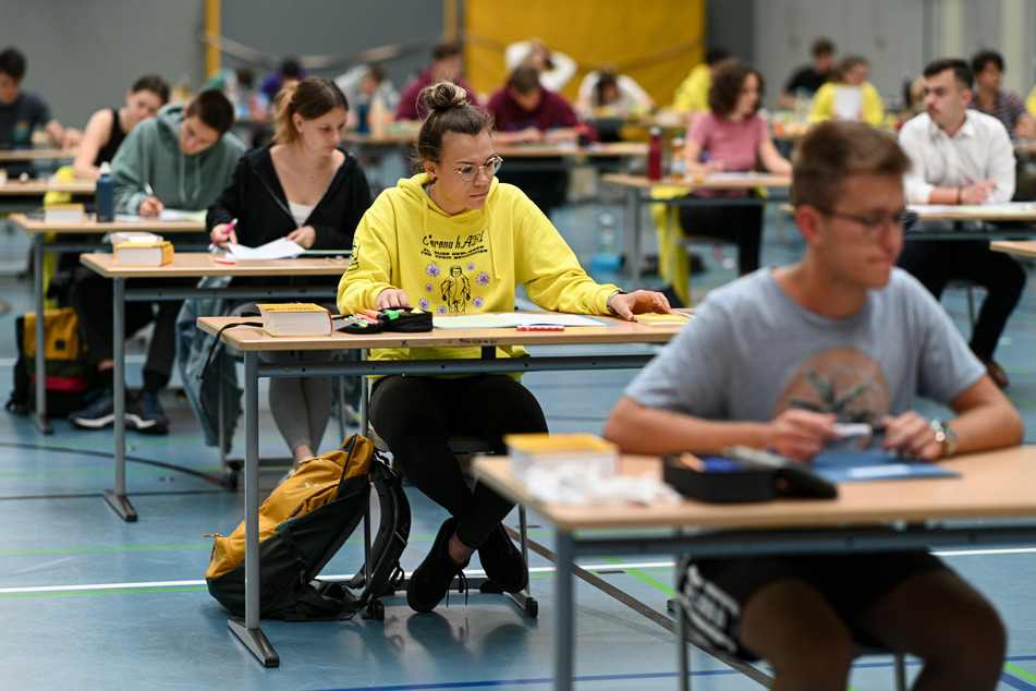 Schüler sitzen bei einer Abiturprüfung in der Corona-Krise.