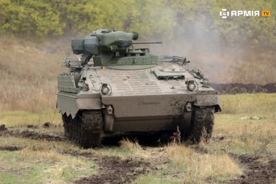 Ein ukrainischer Schützenpanzer vom Typ Mader bei einer Übung.