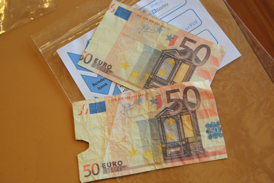 Die gefälschten 50-Euro-Scheine als Beweismittel vor Gericht. Die Bundesbank hat die Blüten eingezogen und sichtbar entwertet.