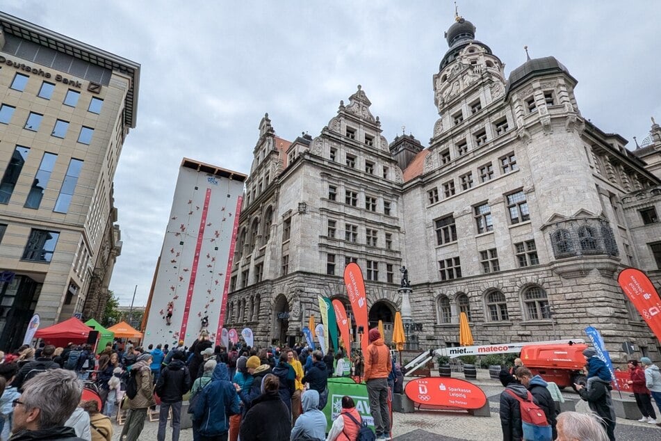 Trotz des regnerischen Wetters versammelten sich viele Schaulustige.