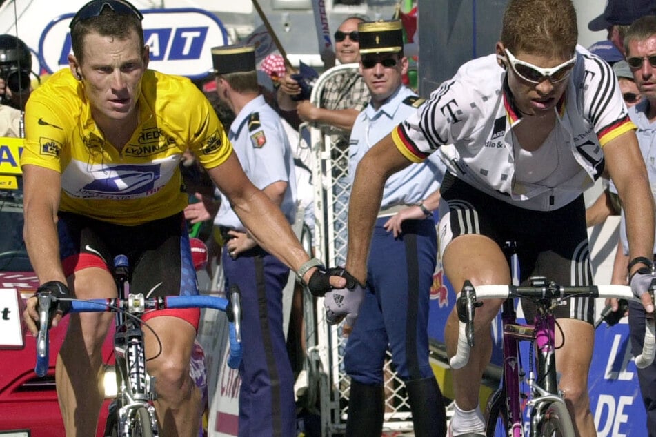 Einst ärgste Rivalen, nun engste Freunde: Lance Armstrong (52, links) und Jan Ullrich bei der Tour de France 2001. (Archivbild)