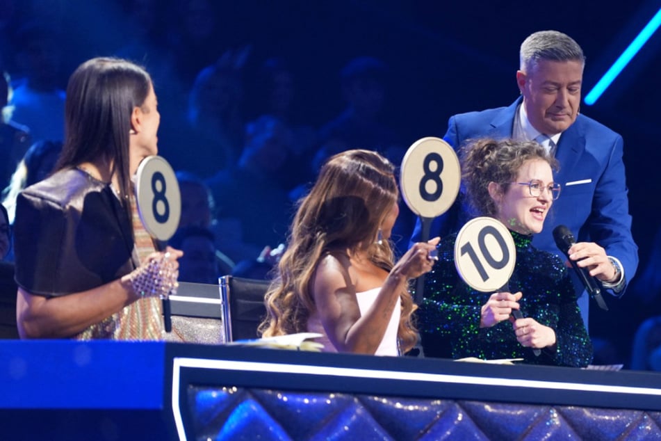 Zuschauerin Elena (vorne rechts) war so angetan von Jan Kittmanns Tanzkünsten, dass sie Joachim Llambi (61) nicht stehen lassen konnte.