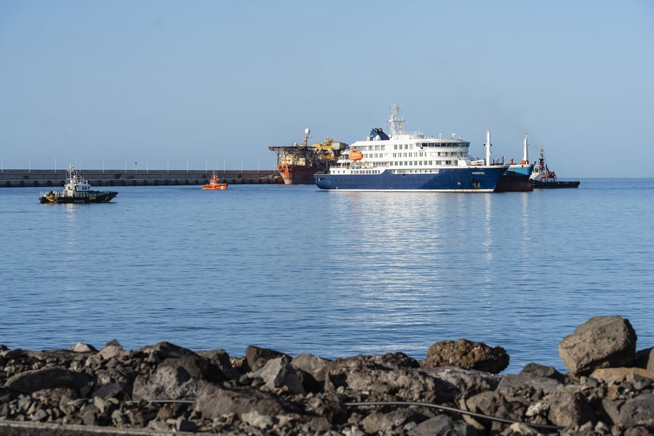 Die "MV Hondius" hat inzwischen in Teneriffa angelegt. Alle Passagiere sind inzwischen unter strengsten Hygieneregeln in ihr Heimatland gebracht worden.