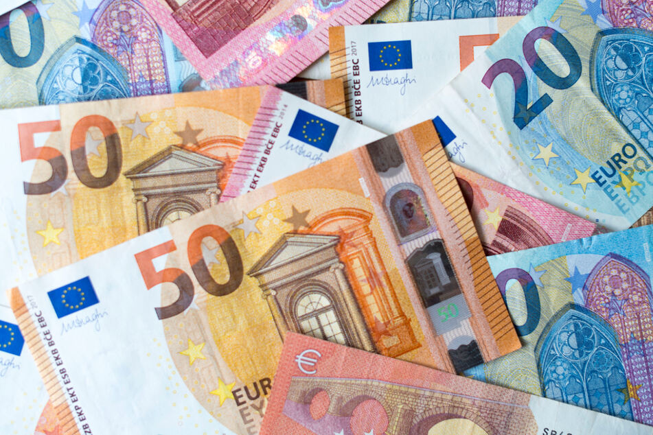 Ein 60-Jähriger soll eine 93-Jährige um rund eine halbe Million Euro betrogen haben. (Symbolbild)