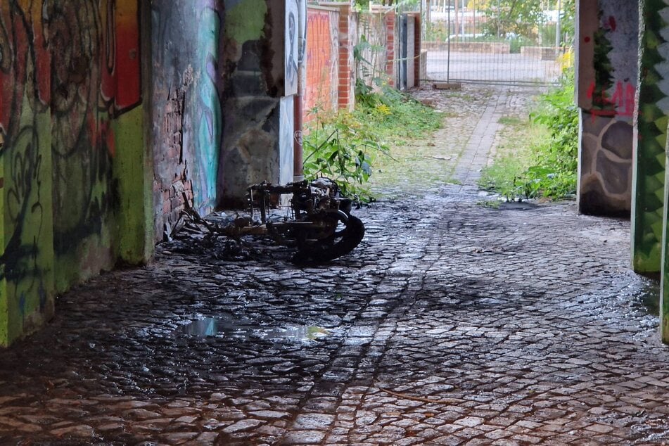 In diesem Hausdurchgang brannte am Dienstagabend der geklaute Roller.