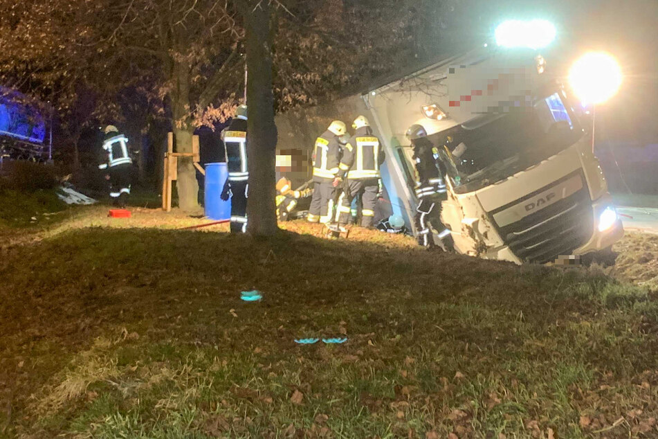 Auf der Lindenstraße in Welsleben ist am Samstagabend ein Lkw verunglückt.