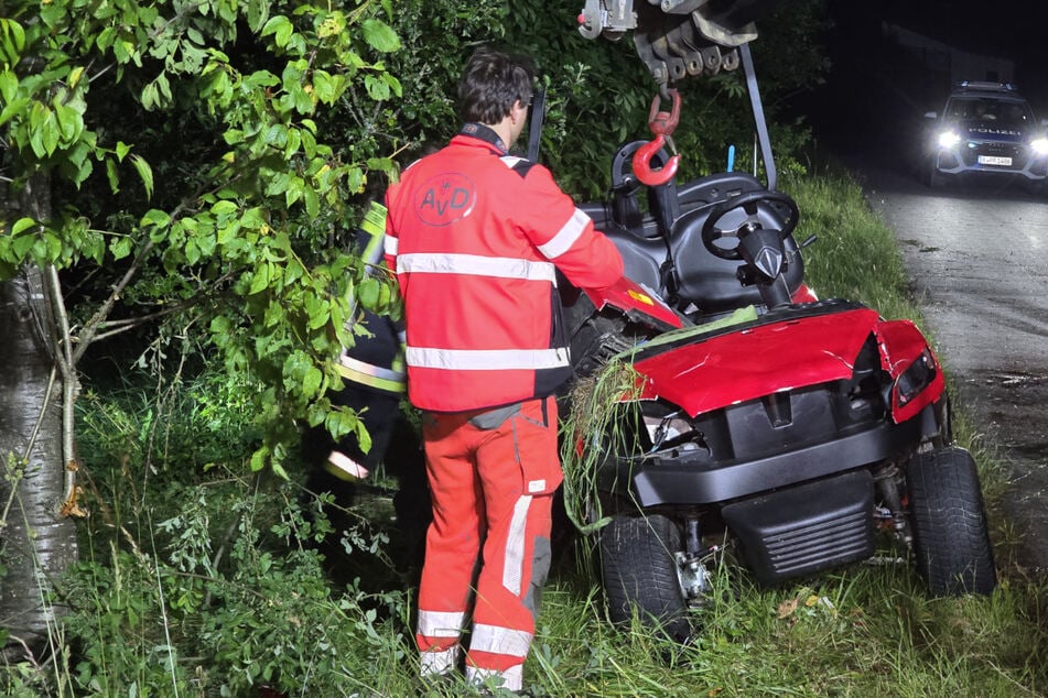 Der Abschleppdienst barg das Golfcart aus dem Grünstreifen an der Straße.