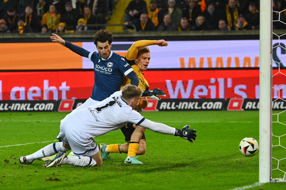 Gedankenschnell: Jonas Oehmichen (hi.) war einen Tick schneller am Ball als Bielefelds Christopher Lannert (26) und drückte so den Ball zum 1:0 über die Linie.