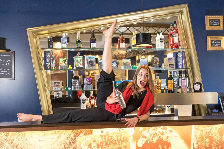 Nicht zu übersehen: Julia Alsheimer (35) fühlt sich auf der Bühne wie auch auf dem Tresen des Boulevardtheaters wohl.