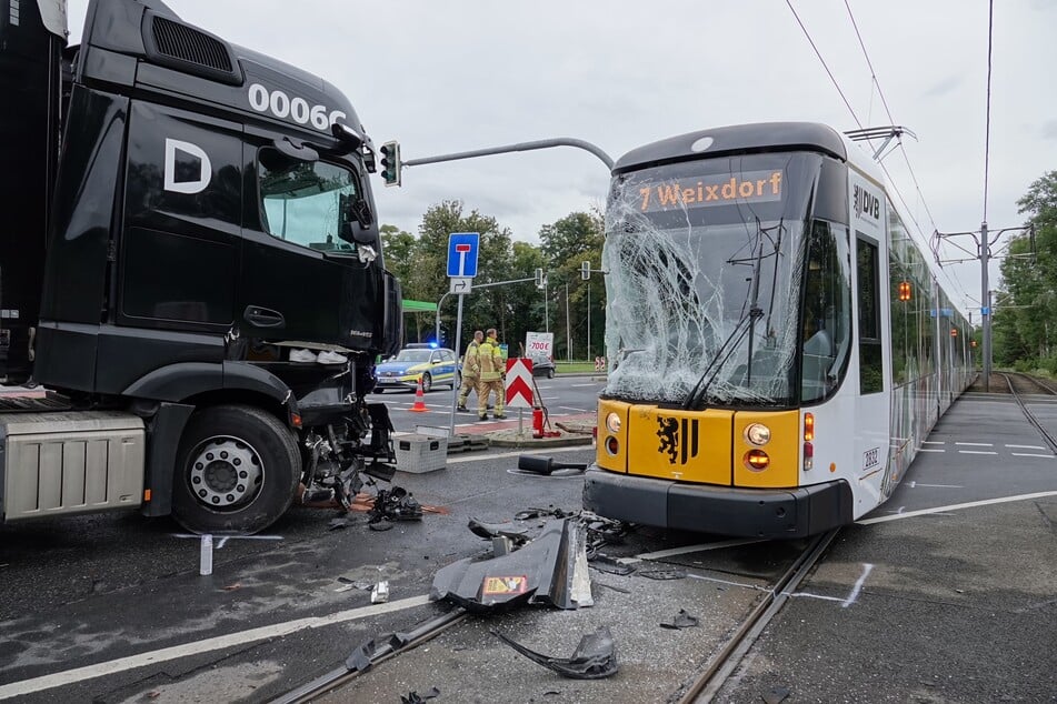 An der Kreuzung Königsbrücker Straße/Magazinstraße kam es am Donnerstag zum Zusammenstoß zwischen Lkw und Straßenbahn.