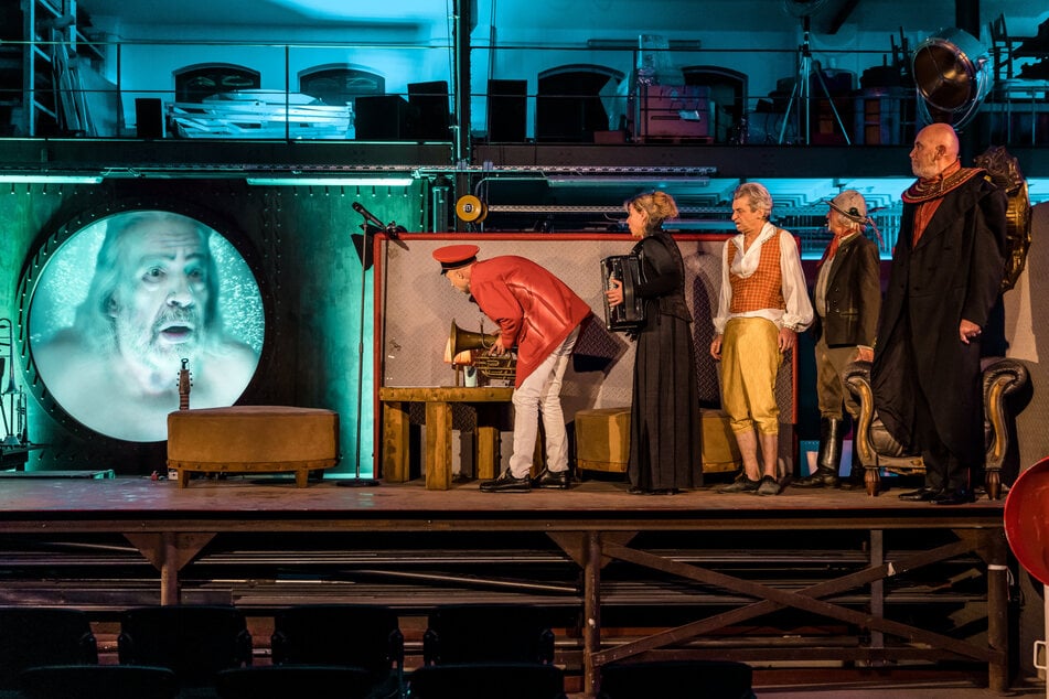 Die Schlosserhalle der Laubegaster Werft verwandelt sich in eine Theaterbühne.