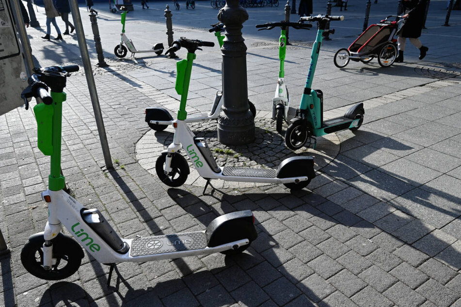 E-Scooter - ob abgestellt oder in Gebrauch - zählen zu den größten Unsicherheitsfaktoren bei den Frankfurter Fußgängern.
