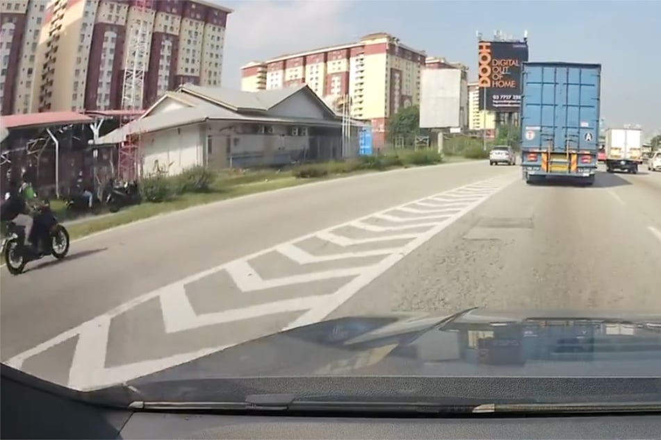 Am linken Bildrand hat es gerade übel gekracht. Der Fahrer der vorderen Maschine kam dabei zu Sturz.