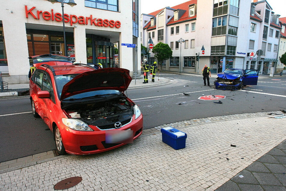 Der Mazda und Peugeot stehen stark beschädigt am Unfallort.