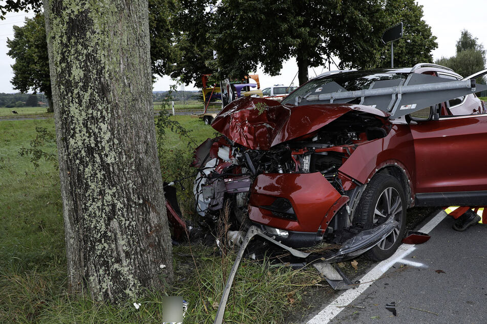 Der Nissan fällte zunächst ein Verkehrsschild und krachte dann frontal gegen einen Baum.