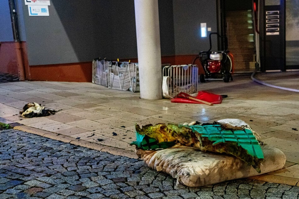 Die Matratze, auf der der Bewusstlose angetroffen wurde, hatte sich wohl entzündet.